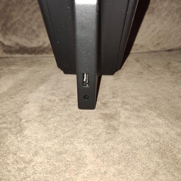 Ubiolabs Wireless 2-in-1 Charging Stand AWC1094 - Picture 3 of 3